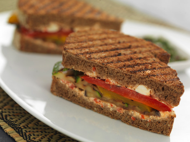 Rustieke tosti gegrilde groenten en feta spread