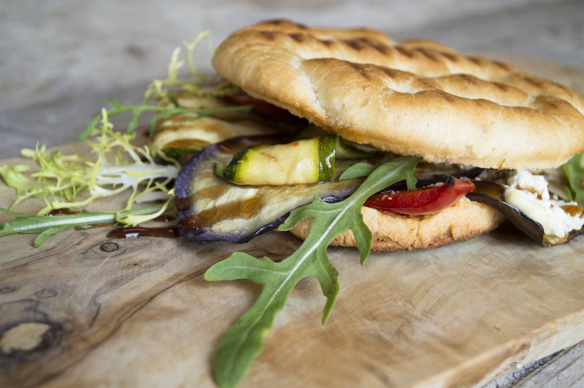 Focaccia met gegrilde groenten