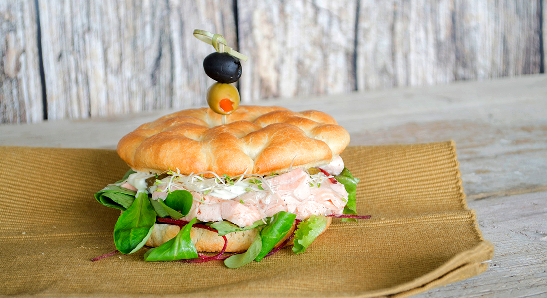 Focaccia met gepocheerde zalm