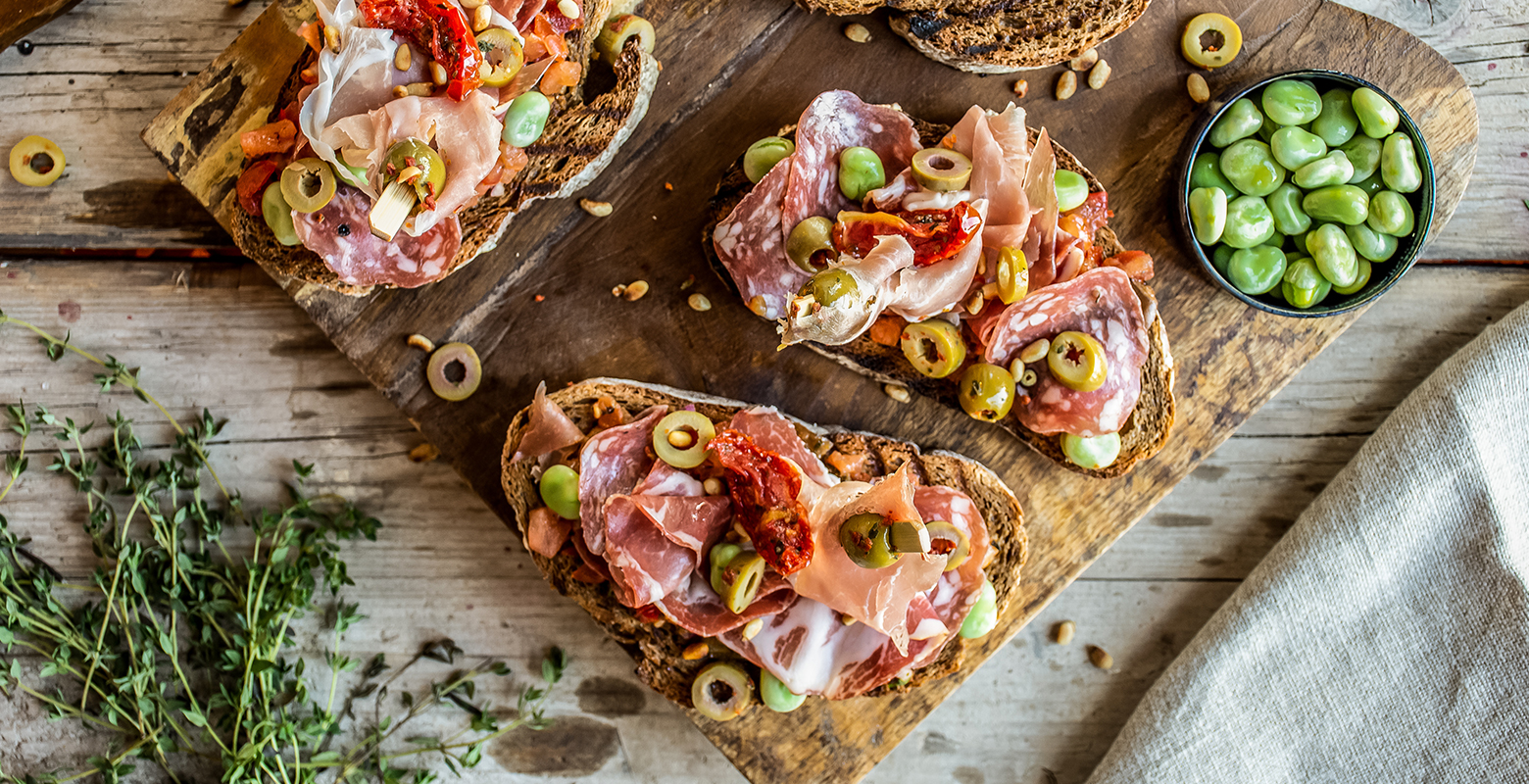 Bruschetta met salami en prosciutto