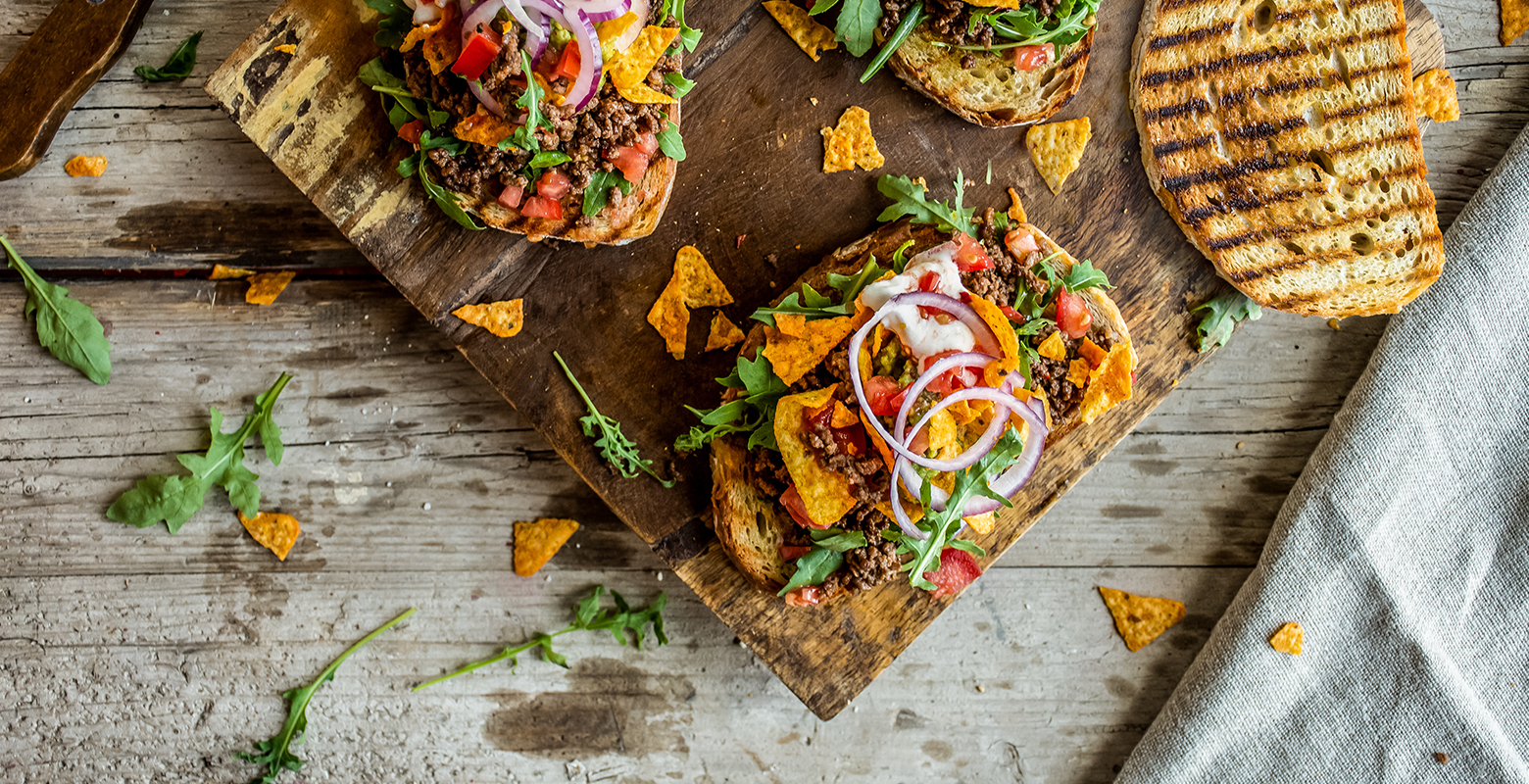 Bruschetta met gehakt en nachos