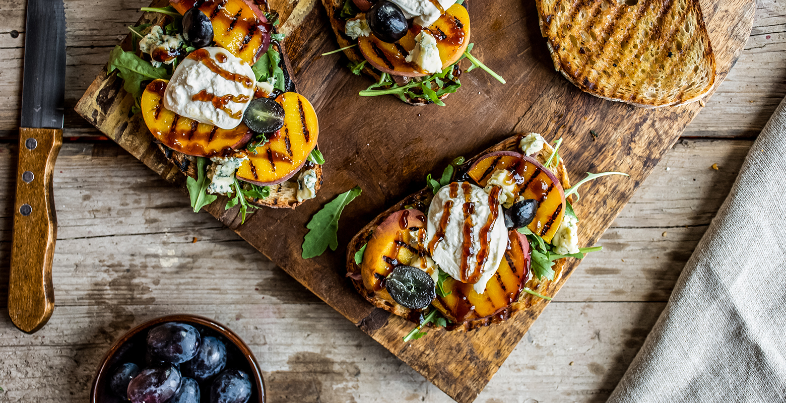 Bruschetta met gegrilde perzik