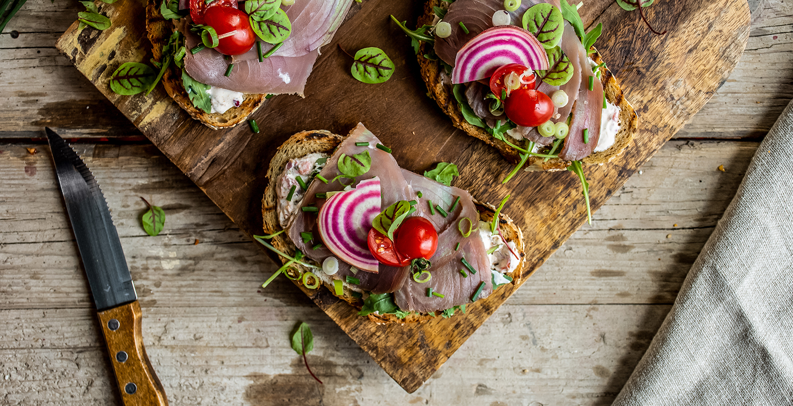 Bruschetta met gerookte tonijn