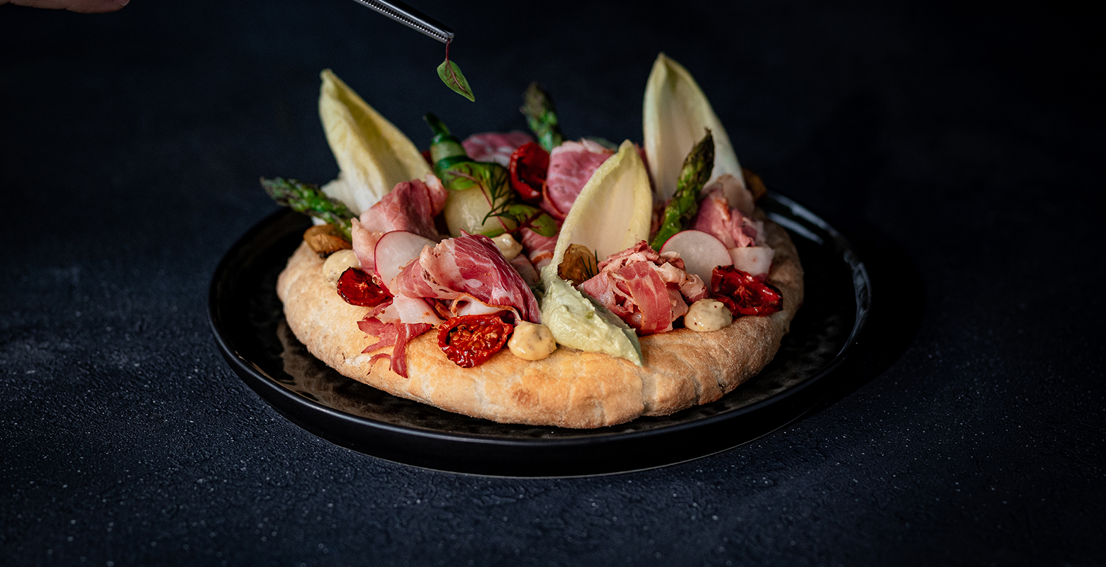 Flatbread met asperges en pastrami